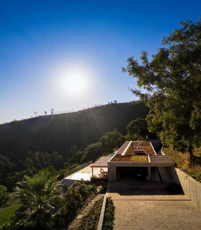 House for a Buddhist / Pereira Miguel Arquitectos
