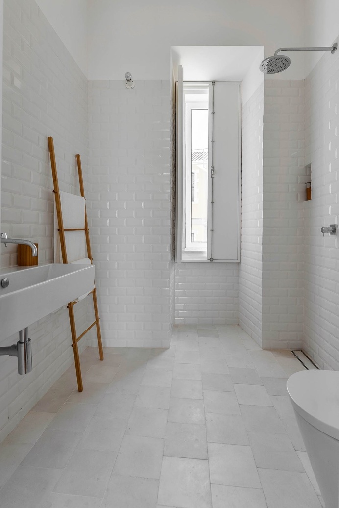 Bathroom. House In Mouraria by José Andrade Rocha. Photo by Ricardo Oliveira Alves. #joseandraderocha #minimal #bathroom