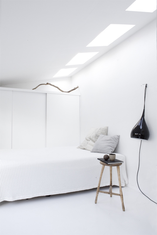 White guest room. Vedbæk House I by Norm.Architects. © Jonas Bjerre-Poulsen. #bedroom #guestroom #white