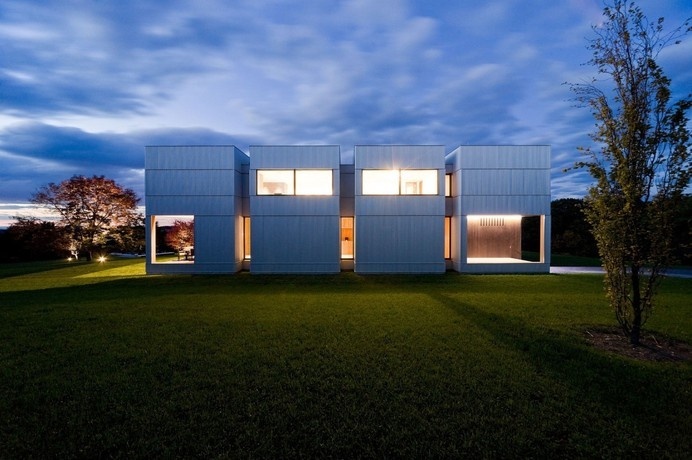 Inciting Symmetry: Weekend House Comprising Box-Shaped Volumes #architecture
