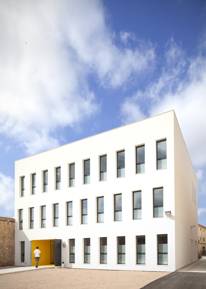 Porreres Medical Center / MACA Estudio