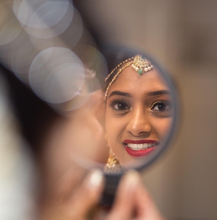 Some Best Mesmerizing Off-Beat Mirror Wedding Poses You Must Have Them for Your Wedding