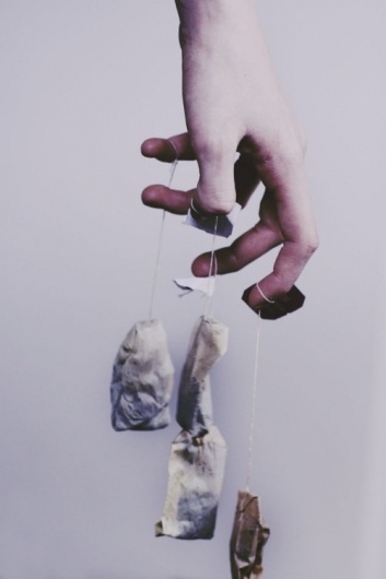 (32) Tumblr #hands #fingers #photography #bags #tea #obscure