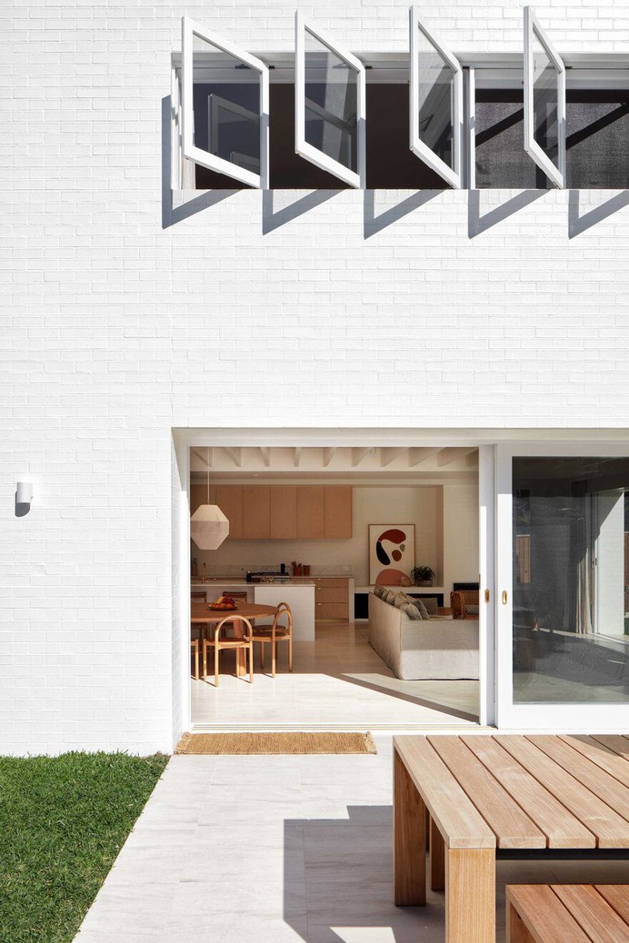 House Burch - Cool White with Curves / Those Architects