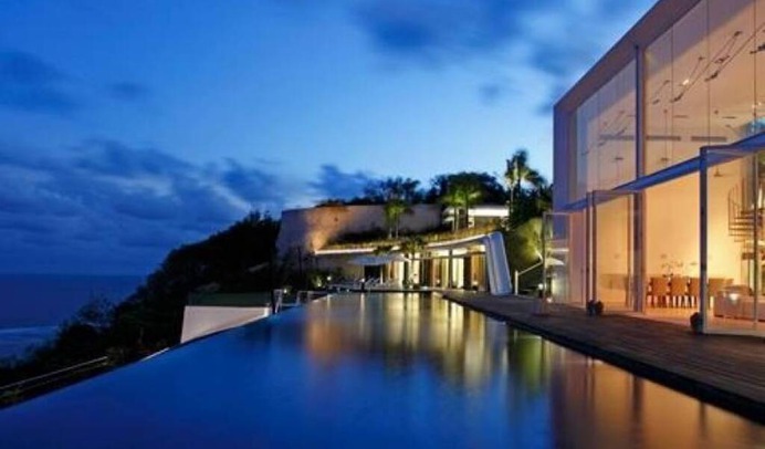 The large Villa 3322 on the southern tip of Bali provides a stunning view of the ocean. The 5-bedroom, private secrete offers a pool with relaxed sunbeds, a high ceiling living room with a fully prepared kitchen, 4 Jacuzzi's, a TV and games room underneath the pool and an open air bar area for relaxation.