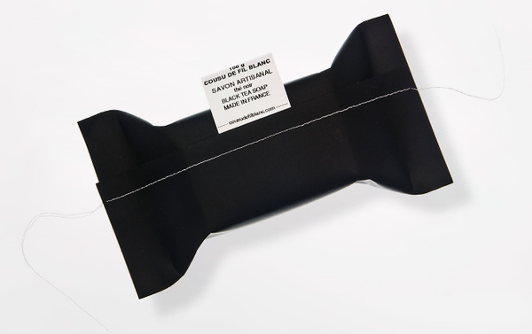 collection noire cousu de fil blanc #soap #design #package