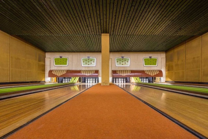 Bowling Alleys: The Vintage Beauty and Aesthetic of Germany's Kegelbahnen by Robert Goetzfried