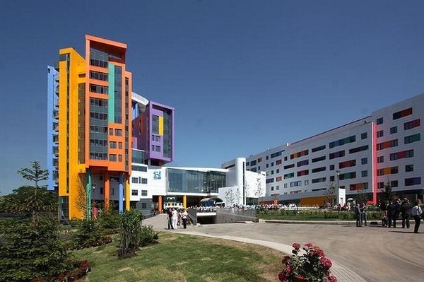 Moscow beautiful pediatric center #bright #architecture #art #exterior #buildings