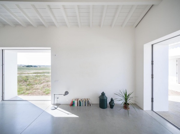 Bright contemporary space. Monte da Azarujinha by Aboim Inglez Arquitectos. © RGFA. #concretefloor #contemporary #woodenceiling