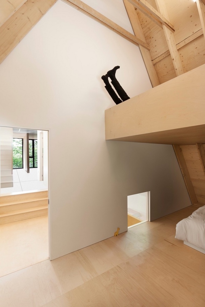 Fahouse House Exploits the Contrast Between Opacity and Light