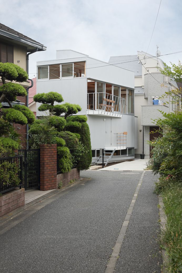House in Kamikeindai by Tsubame Architects