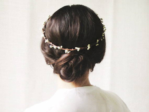 THE BROWN WORKSHOP #white #wreath #gentleness #photo #coronet #hair #fashion