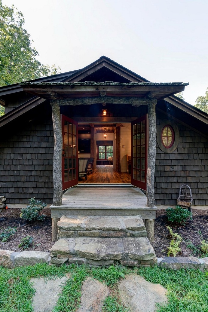 Storybrooke Cottage – Modern Rustic Carriage House by ACM Design