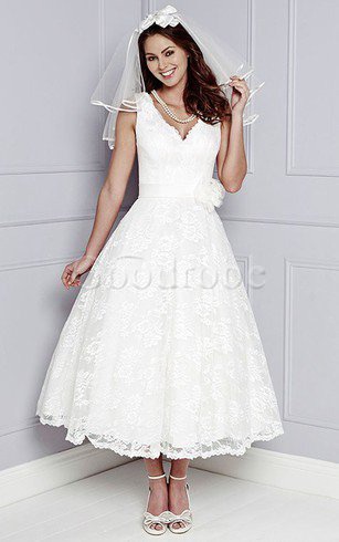 Robe de mariée avec fleurs de col en v ligne a en dentelle avec sans manches