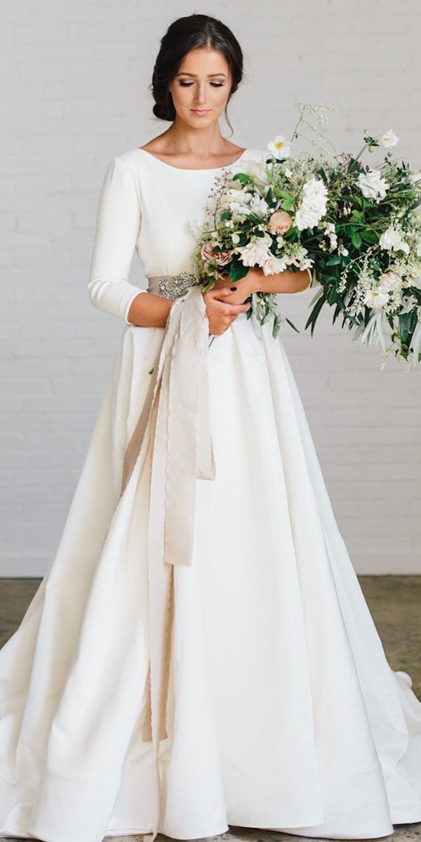 Simple wedding dresses with sleeves are favorites for many women because they are the best choice for all ages, styles and seasons of the year.