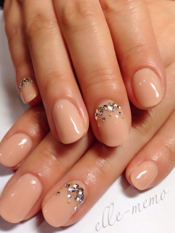 Classy and very elegant. Coated in matte nude nail polish and accented with glitters on top, this summer nail art is simply a kicker for jus