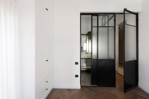 A BAUHAUS APARTMENT IN TEL AVIV GETS RENOVATED
