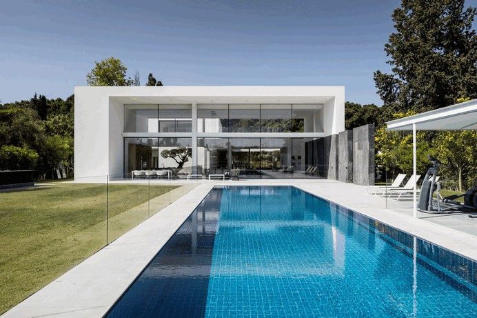 Simple Geometry Shines in Modern Minimalist Home