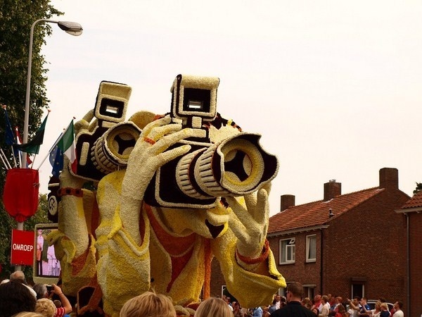 Yellow man flowers sculpture #sculpture #of #art #flowers #parade