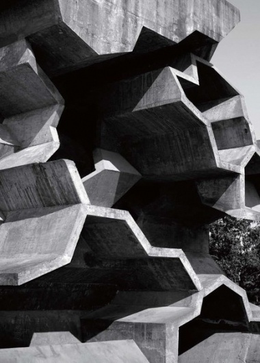 Daniela Salgado / Pinterest #concrete #black #geometric #architecture #grey