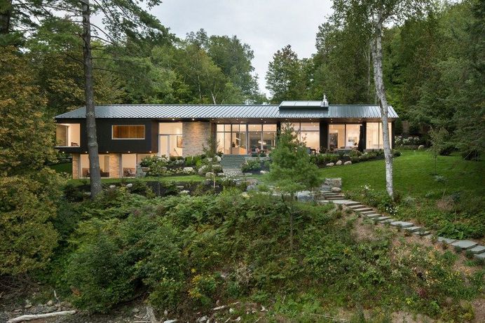 Slender House: Contemporary Reinterpretation of the Bungalow of the 1960s