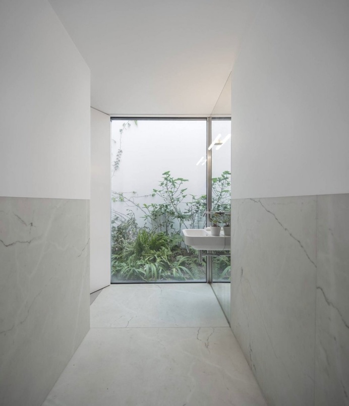 Bathroom adjoining walled garden. Red House by Extrastudio. © FG+SG Fotografia de Arquitectura. #bathroom