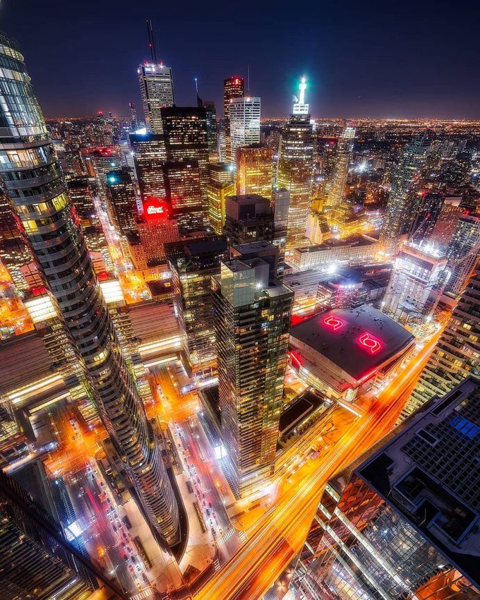 #streetsoftoronto: Vibrant Street Photography by Max Whitehead