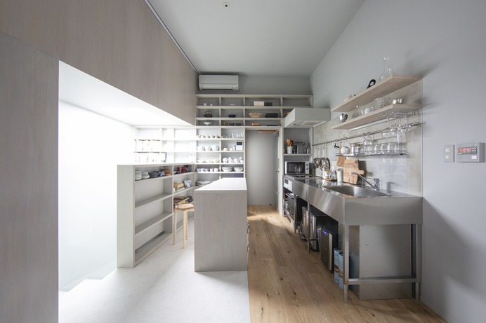 Kagurazaka House by Taku Sakaushi