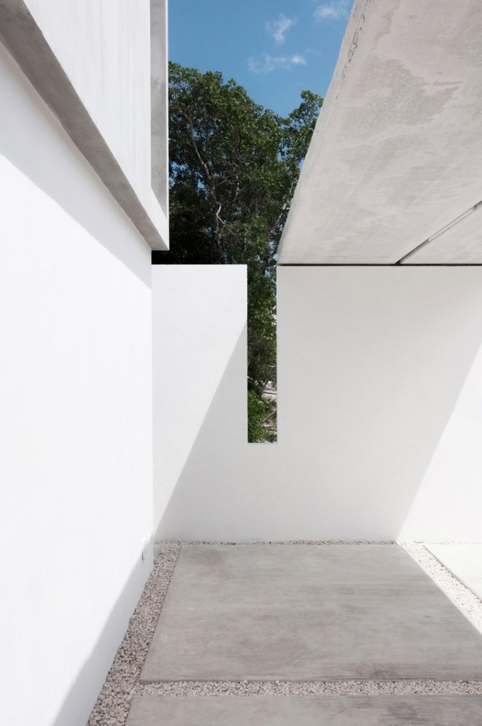 Cuts in the wall and roof. Casa Garcias by Warm Architects. © Wacho Espinosa Photography. #carport #concrete