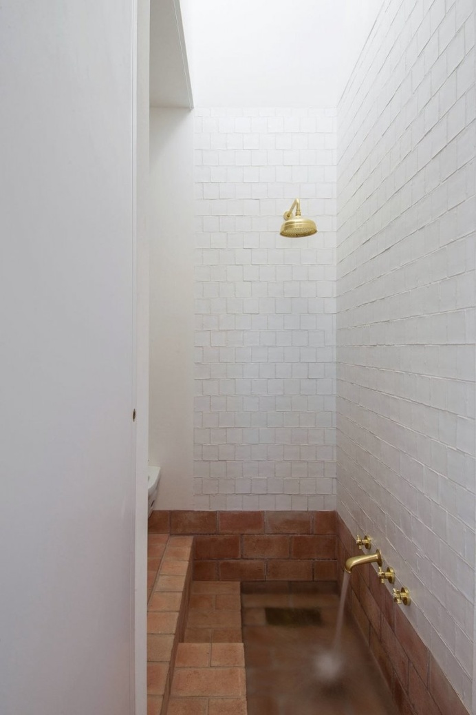 Bath area with sunken terracotta tub. Casa Modesta by PAr. © João Carmo Simões. #bathroom #terracotta #bathtub