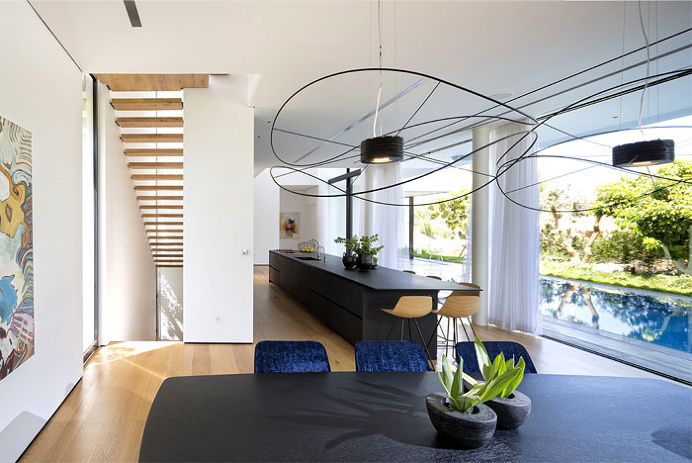 L-shaped House Completely Open To The Pool - InteriorZine