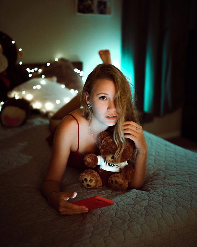 Beautiful Natural Light Female Portraits by Reed Walchle