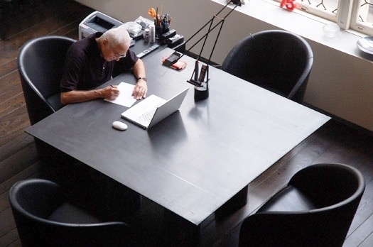 massimo_vignelli_desk.jpg (525×348) #massimo #vignelli #typography