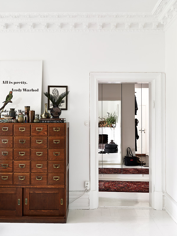 Wood, white and black in a warm mix emmas designblogg #interior design #decoration #decor #deco