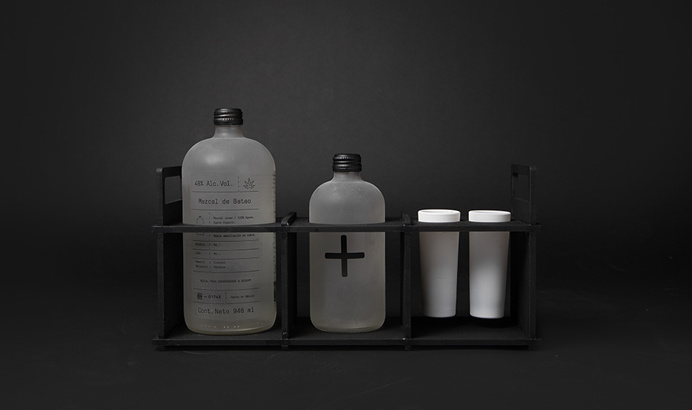 Mezcal de Bateo #packaging #monochrome # bottle