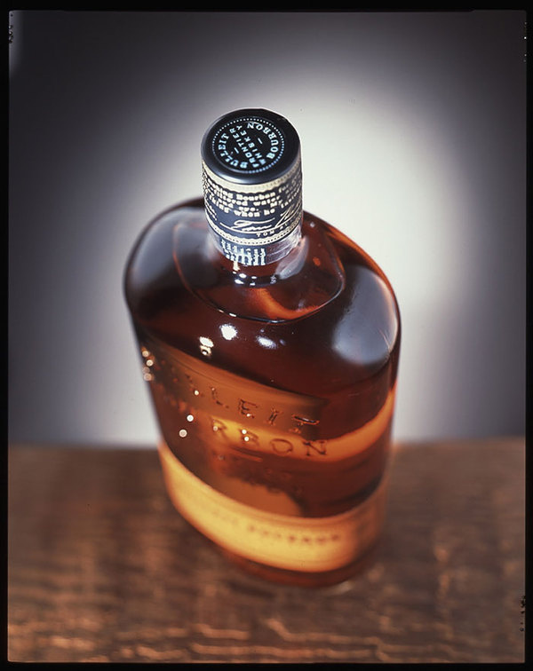 Beautiful packaging for Bulleit Bourbon. Great cap and capsule seal. #packaging #cap #spirits #bottle