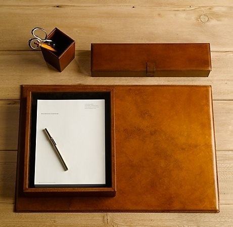tumblr_lc0qseMOoF1qznrwro1_500.jpg (461×450) #blotter #desk #leather