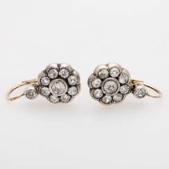 Earrings in flower shape