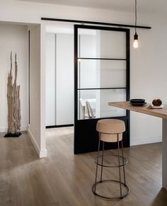 Desde la puerta de entrada hasta el complemento perfecto para un baño estilo vintage. El negro hace que tus interiores se vean diferentes y fomenta la luz en el resto de la estancia, aunque de otra sensación a priori. Imágenes vía: cococarpets.com, comodoosinteriores, estiloescandinavo.com, interioresminimalistas.com, bloglovin.com Otros artículos que pueden interesarte: Tags: colores, puertas interiores Puedes seguir las respuestas a este post mediante nuestro RSS 2.0 feed. Puede...