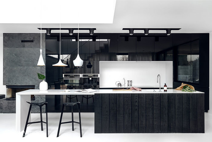 Minimalist House Interior in Black and White Decor - InteriorZine #decor #interior #home