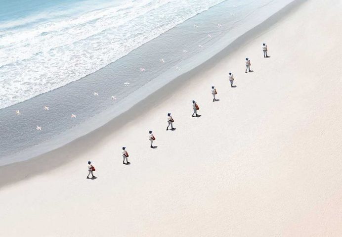 Walkers: Felipe Bedoya Documents Colombia’s Beach Vendors