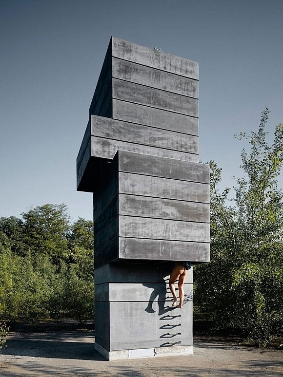 Not your grandpa's sauna. The One Man Sauna stands on an abandoned factory site in Bochum, Germany. The Modulorbeat design is a stacked to #monolithic #concrete #architecture #sauna #outdoor