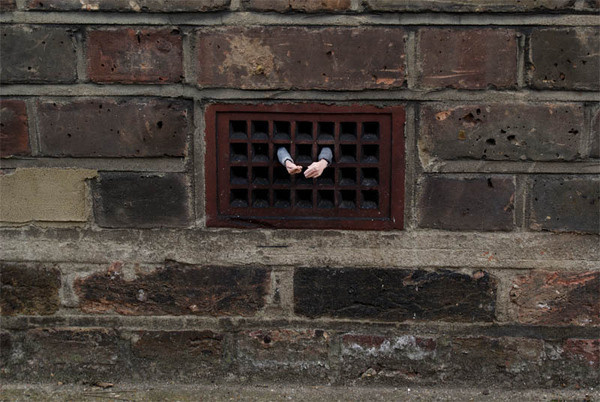 cement miniature sculptures artist isaac cordal 17 #photography #cement #sculpture #art