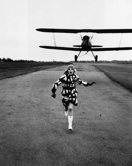 GreyHandGang™ #run #woman #airplane #surprise #fashion