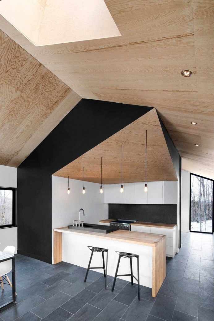 Quebec Country House Consisting of Two Stacked Volumes 6