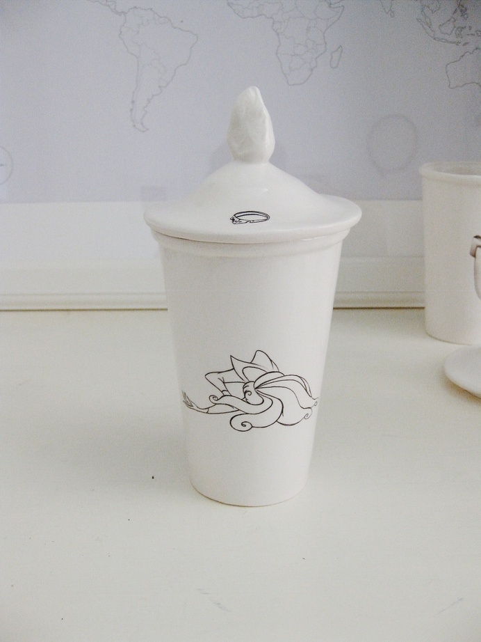 Ilustres Vasos designed and produced by Sergio Guijarro in Madrid for La TeorÃ­a del Dios del Jazz | La Belle a Bois Dormant edition #beauty #del #jazz #ceramics #design #sleeping #product #la #teorã­a #art #guijarro #sergio #dios