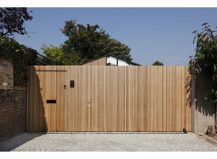 The Courtyard House by De Rosee Sa