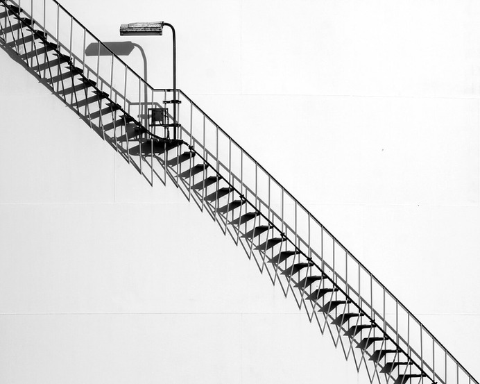 Black and White Minimalism: Street Photography by Theo Peekstok