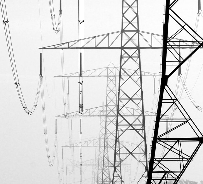 Black and White Minimalism: Street Photography by Theo Peekstok