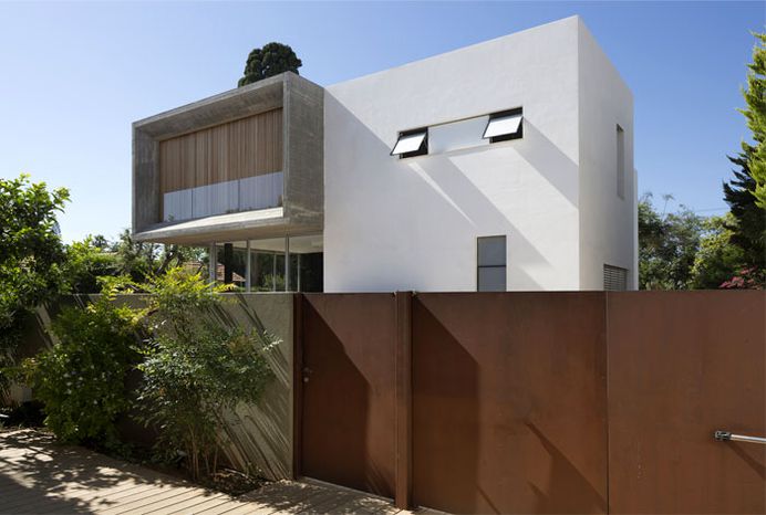House with Simple Clear-lined Rectangular Volumes - InteriorZine